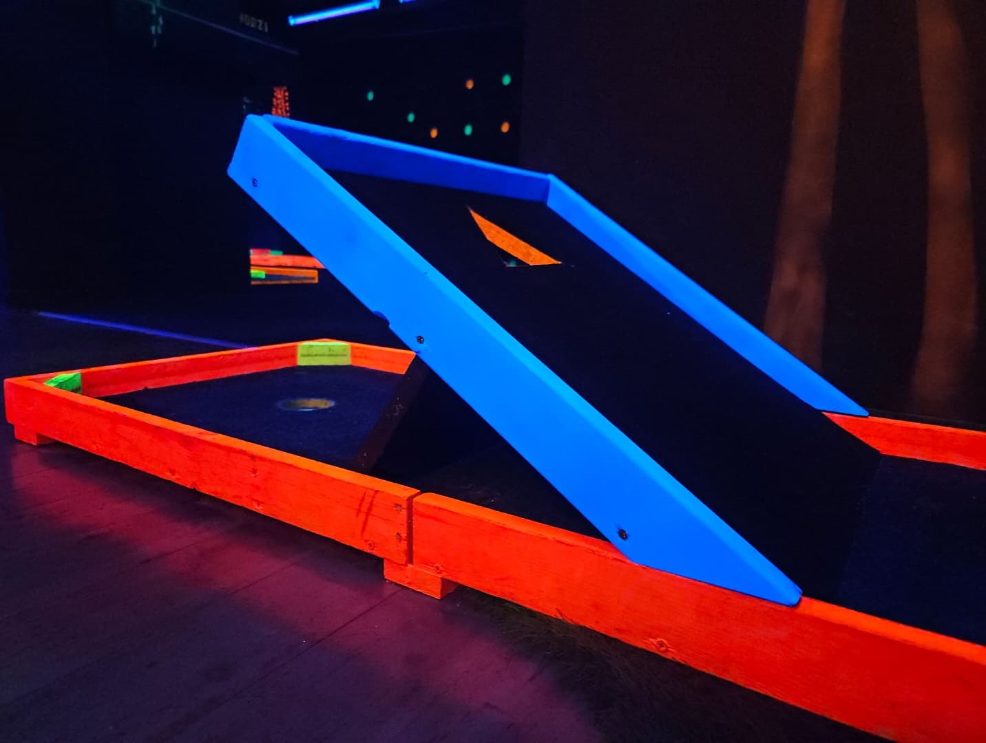 Glow Minigolf Pub